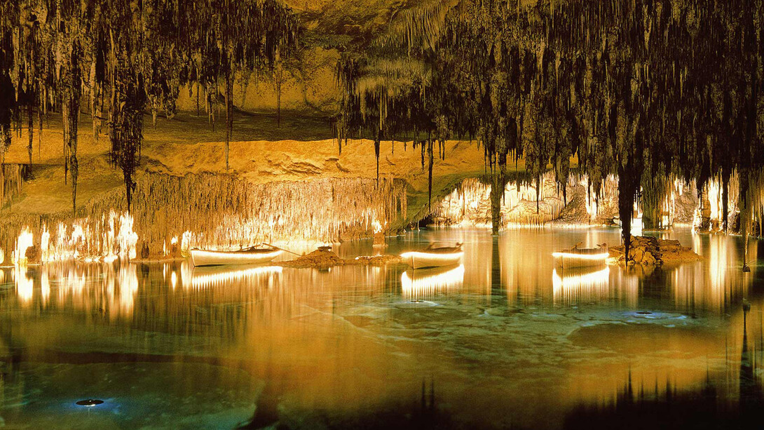 Llac Martel, lago subterráneo en las Cuevas del Drach, Mallorca, Baleares