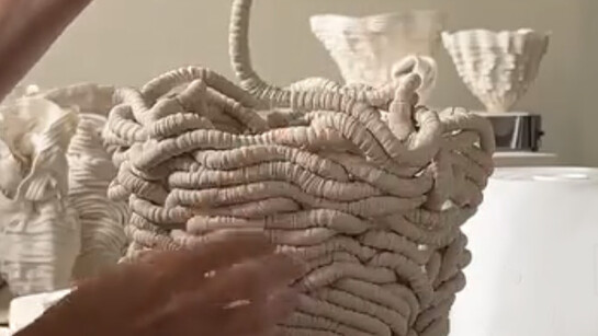 Lea Kaplan, 2025. Su obra no solo reside en la belleza de la forma, sino en la exploración de la luz, la sombra, la ondulación y la textura —temas que resuenan en el arte desde tiempos inmemoriales