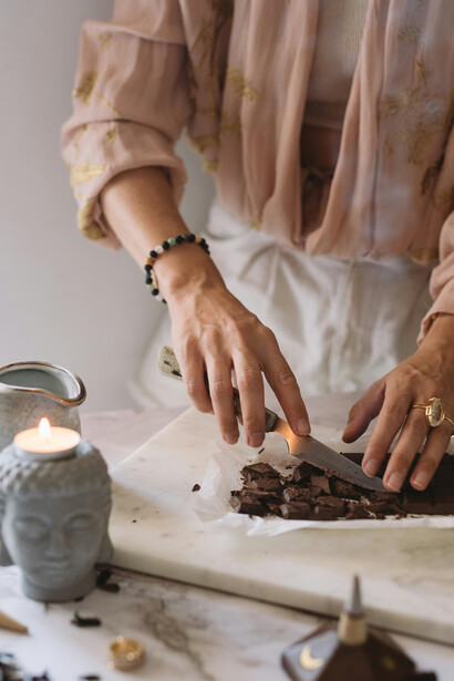 Como o cacau cerimonial era preparado e utilizado em rituais religiosos e funerários nas culturas maia e asteca