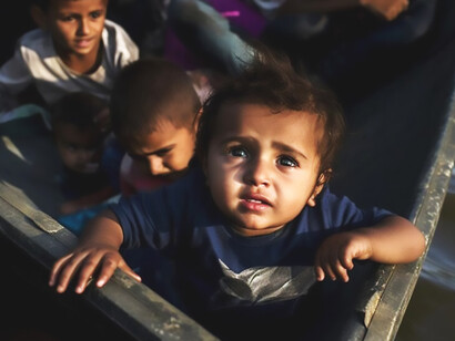 Moment captured during a migration crisis with people, designed by freepik