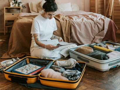 Conhecer o Outro já não é só acumular informações, sempre mais completas sobre um estranho e sobre os seus costumes, mas é participar na elaboração de um conhecimento comum, o que Ricoeur denominaria de “universais em contexto” (1991), um conceito que implica abertura e troca, em que as convicções são convidadas a elevar-se acima das convenções e aí os universais seriam reconhecidos “assim, o universal remeteria para uma percepção de uma existência humana partilhada”