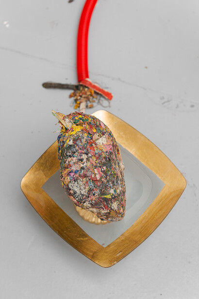 Splittin At The Seams. Courtesy of Valentin