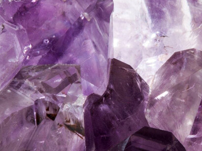 La amatista es una variedad macrocristalina violeta del cuarzo. El color puede ser más o menos intenso, según la cantidad de hierro que contenga