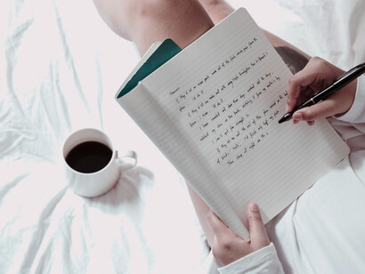 Una estrategia discursiva propia del texto expositivo, y también del argumentativo, es la inserción de citas de autoridad