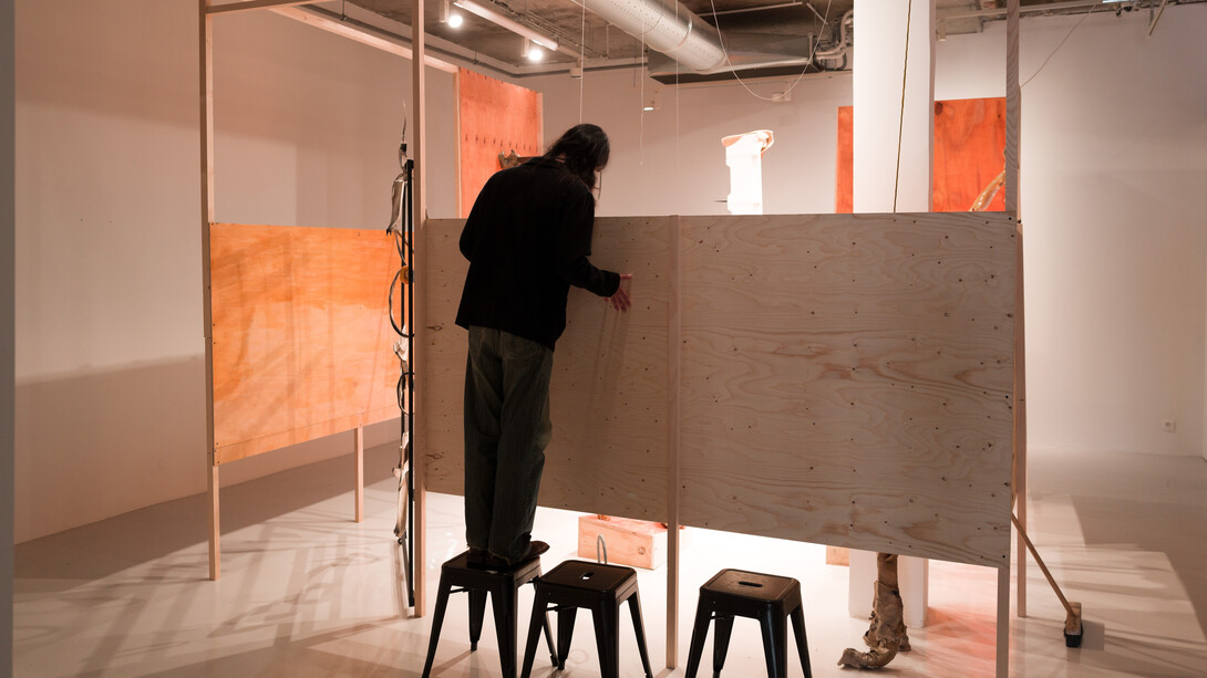 Diego Bianchi, Théâtre erreur, vista  de exhibición. © François Doury, cortesía del artista y de la Galería Jocelyn Wolff