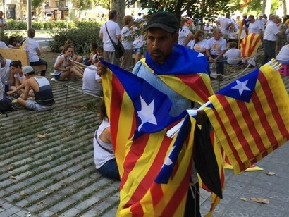 Joven con banderas esteladas