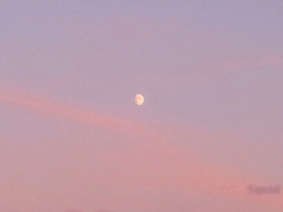 Luna all'alba: ogni giorno, quando la luce iniziava ad abbassarsi poggiavo la pialla e camminavo piano fuori dagli stanzoni, fino al giardino, che nella parte rialzata regalava quella magica vista