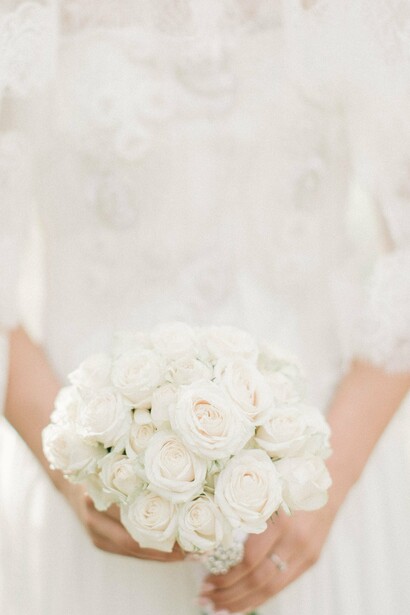 A bouquet of white roses 