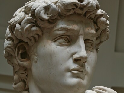 Escultura de David de Michelangelo. Fiquei hipnotizada pelo mármore que parecia ganhar vida em cada detalhe. Era como se, ao observar David, eu não estivesse apenas diante de uma obra de arte, mas de um espelho que refletia algo sobre a condição humana e sobre mim mesma. O corpo de David, perfeitamente esculpido, revelava não apenas uma idealização da beleza humana, mas algo muito mais profundo: uma tensão entre força e vulnerabilidade