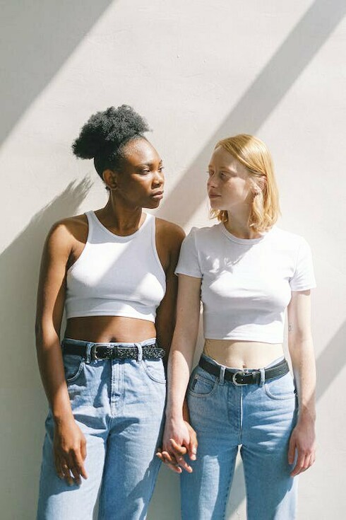 Al rientro a casa, Elisa si chiuse in cucina. Udiva la sorella nell’altra stanza ripetere con voce limpida e autorevole un discorso sul rifiuto di Doris Lessing dell’etichetta di “scrittrice femminista”. La voce si interruppe