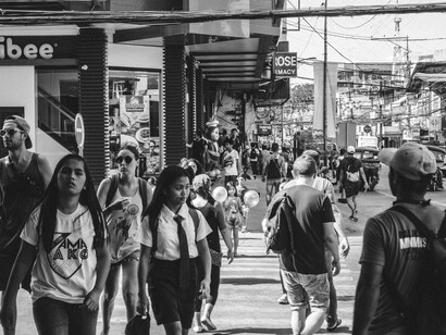 Pessoas andam na rua