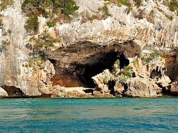 Il luogo si apriva davanti a noi come uno scenario ancora incontaminato: sabbia chiara, acqua limpida e montagne severe punteggiate da enormi rocce scolpite dal tempo