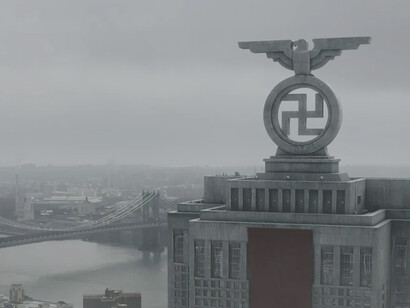 Fotograma de la serie «The Man in the High Castle», donde EE. UU. ha quedado dividido en los Estados del Pacífico (bajo el dominio de Japón) en la costa oeste, el Gran Reich en la costa este, y la zona neutral en las Montañas Rocosas