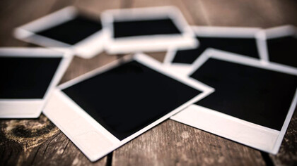 Debajo de la silla del escritorio, encontré la polaroid de Esperanza