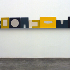 Odires, Mlászho, Archibabas: Babas Geométricas, Sol queimado, 2015, marcação e esfoliação com faca gráfica sobre capas de livros, 32 x 250 x 7,5 cm