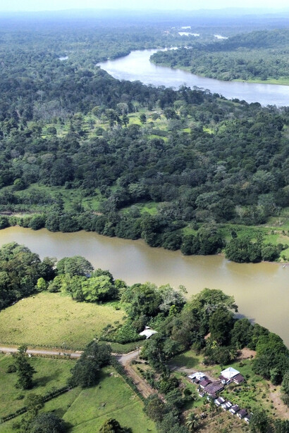 La Trinidad, en la confluencia de los ríos Sarapiquí (izquierda) y San Juan: Foto: Elvin Hernández Loría (detalle)