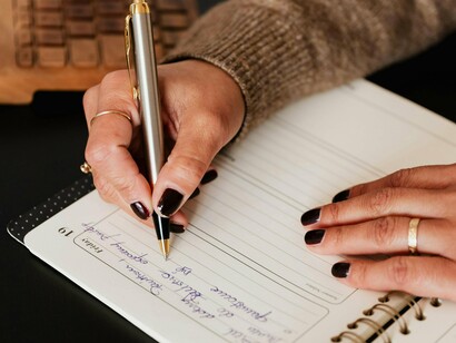 Mulher escreve à mão. Pense nos avanços da medicina, da engenharia, da astronomia. Nenhum deles seria possível sem a capacidade de documentar experimentos, teorias e resultados


