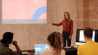 Profissional dá aula sobre lei de proteção de dados na internet