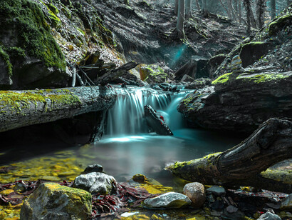 Agua que fluye de una cascada
