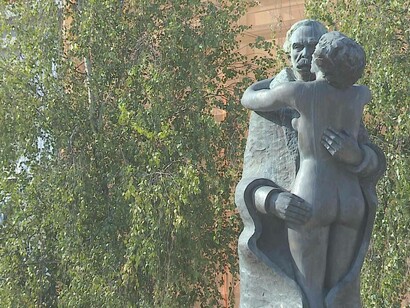 Estátua 'Amor de Perdição', de Camilo Castelo Branco, em Porto, Portugal