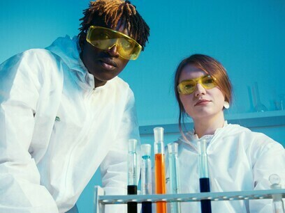 Quem é que não tem curiosidade de ouvir, por mais descabido que seja, uma boa teoria da conspiração? Principalmente se for ao encontro dos nossos preconceitos ou ideias enviesadas, o que ganha ainda mais tração e lastro