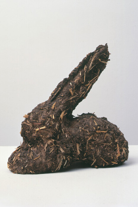 Dieter Roth, Karnickelköttelkarnickel oder Scheisshase (Rabbit-pellets-rabbit or Shite-hare)
1972,
Dung, straws, string, Ed. von 250 (+ 25 a.p.),
Approx. 18 x 18 x 11 cm / 7 1/8 x 7 1/8 x 4 3/8 inches, ROTH 28794 © Galerie Eva Presenhuber