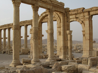 Desde la Primavera Árabe hasta la fragmentación del sistema internacional, cada elemento ha contribuido a debilitar un régimen de Al Assad, que alguna vez pareció inamovible. Arco del Triunfo, un arco ornamental romano del siglo III. Palmira, Siria.