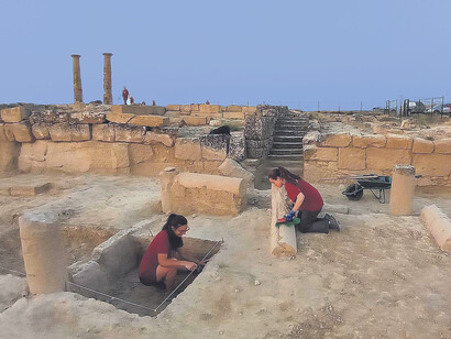 Mujeres arqueólogas trabajan en el yacimiento romano de Los Bañales en Uncastillo, Aragón, España