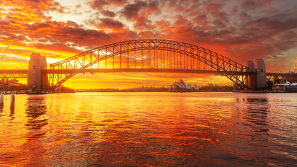 El puerto de Sídney, febrero de 2023 antes de la puesta de sol en McMahon's Point, Australia