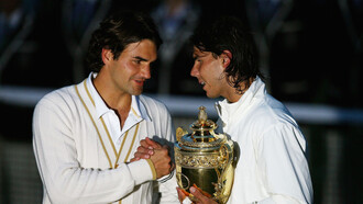 Federer et Nadal à Roland Garros en 2008. Une arène mythique, cette lumière crépusculaire, deux adversaires au firmament, un finish haletant au bout du suspense