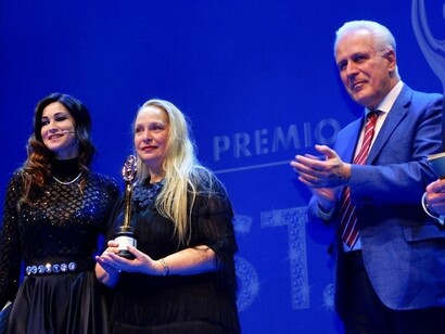 Eleonora Lastrucci vince l'Oscar della Moda (2022): la storia della sua maison, i suoi abiti scintillanti, la sua grande passione