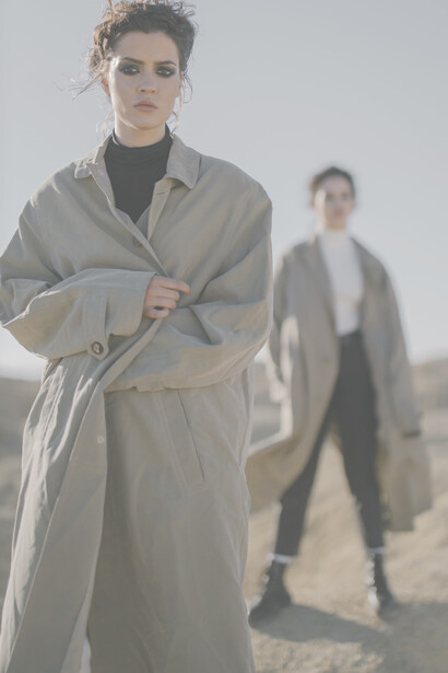 Moda, tendenze A/I 2023. La tendenza principale dell'Autunno/Inverno 2023 non riguarda solo i vestiti, ma anche l'atteggiamento e la gestualità che accompagnano la performance