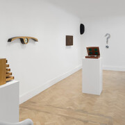 Richard Artschwager, Approximate objects, exhibition view. Courtesy of Gagosian