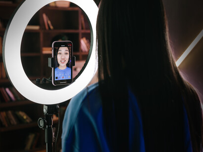 Content creator. Nella realizzazione di contenuti video, un ring light permette di creare un’illuminazione uniforme