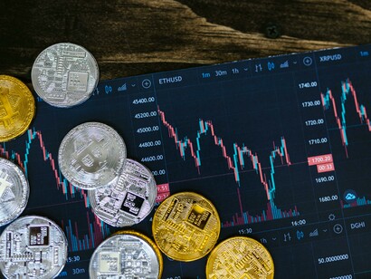 Las criptomonedas, aunque innovadoras, dependen de la confianza del mercado y pueden facilitar esquemas fraudulentos sin la regulación adecuada