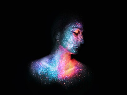 Mulher em meditação. A reflexão serena.