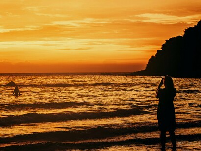Praia turística no pôr-do-sol. Mas por falar em viagens e destinos tão ímpares, lembrei-me da primeira vez que fui a praia da Pipa, ela fica no estado do Rio Grande Do Norte, no nordeste brasileiro, e assim como tantas outras viagens que eu fiz em minha vida, nessa eu também fui “sozinho", mas uma coisa eu garanto; é de cair o queixo