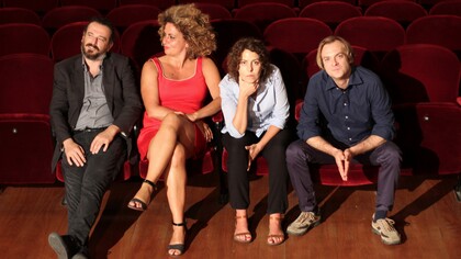 Gogmagog, ogni tanto ci si siede in platea. Da sinistra: Carlo Salvador, Cristina Abati, Rossana Gay e Tommaso Taddei © Francesco Margarolo