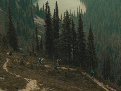 Surmonter les défis en montagne: des personnes grimpant au loin, montrant la beauté de l'aventure et de l'effort en interagissant avec l'environnement naturel