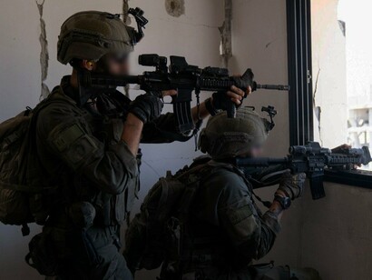 Soldados usando lupa, mira e laser em Gaza, 2024. A guerra está em ascensão desde cerca de 2012, após um declínio na década de 1990 e início dos anos 2000