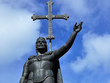 La figura de Don Pelayo, considerado por la tradición como un noble visigodo que se negó a aceptar la autoridad musulmana. Refugiado en las montañas asturianas, Pelayo logró reunir a un grupo reducido de seguidores dispuestos a resistir.  Estatua de Don Pelayo en Covadonga, Cangas de Onís, Asturias, España