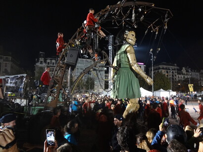 La niña, recorriendo las calles. Royal de Luxe, da, desde 1979, a su público alegría, asombro y humor entregando hazañas de sencillas sagas a sus acompañantes en las calles, Ginebra, Suiza