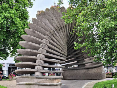 Lo invisible ha abierto un multiverso de conocimientos que fundamenta las ciencias cuánticas, llegando incluso a proponer una explicación del origen del todo. "Un salto cuántico" (Quantum leap). Parque, centro escolar, centro de la ciudad, Shrewsbury, Inglaterra