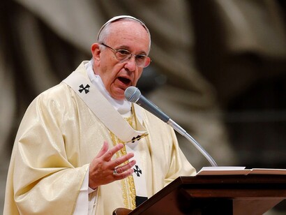 El papa Francisco leyendo una homilía 