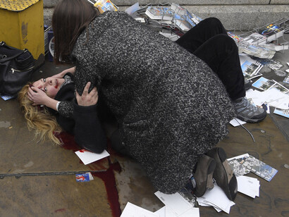 Una donna ferita da un’auto che ha investito i pedoni sul ponte di Westminster a
Londra, 22 marzo 2017. Witnessing the Immediate Aftermath of an Attack in the Heart of London © Toby Melville, Reuters