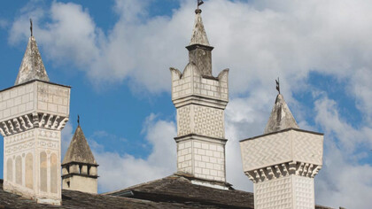 Le torri esterne sui tetti di Palazzo Besta, visibili all'esterno, Sondrio, Lombardia, Italia