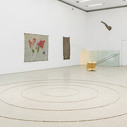 Verschiedene künstler, Mapping the '60s. Kunst-geschichten aus den sammlungen des Mumok, ausstellungsansicht. Mit freundlicher genehmigung des Mumok