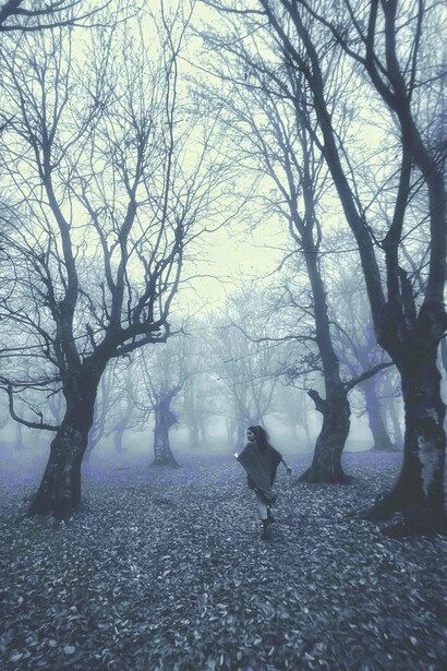 Un niño corriendo solo por un bosque fantasmagórico