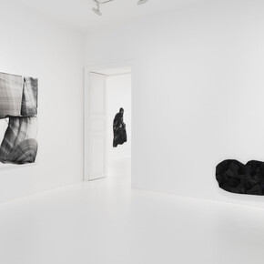 Lee Bae, Attending, exhibition view. Courtesy of Perrotin 