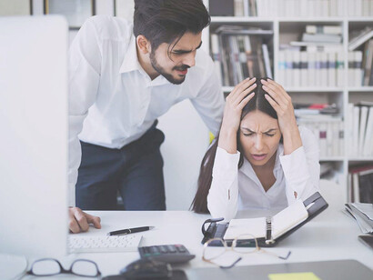 Empleado estresado frente a los gritos de su jefe